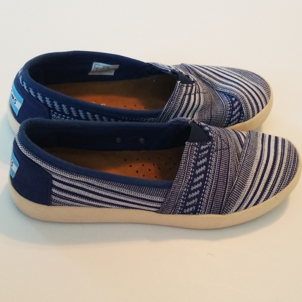 Blue and white Toms